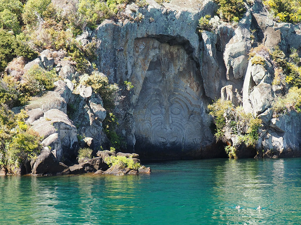 Les sculptures maories du lac Taupo en Nouvelle-Zélande
