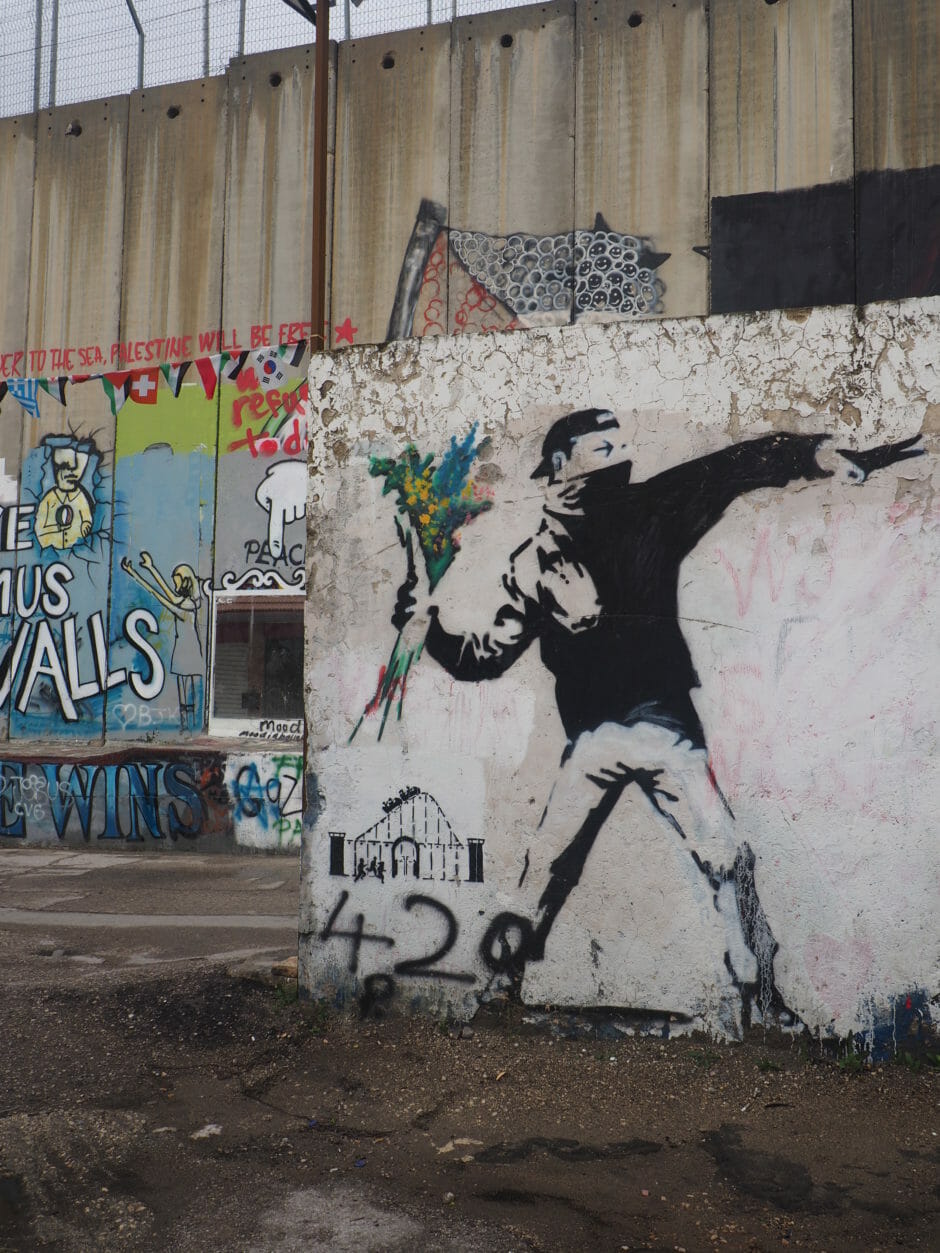 L'homme et le bouquet de Banksy